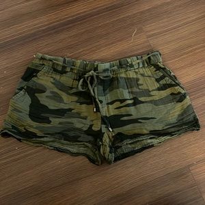 CAMOUFLAGE GREEN LINEN SHORTS